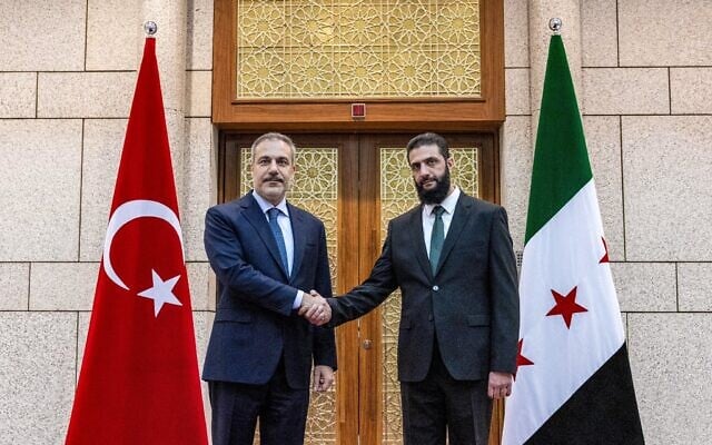 الرئيس السوري الانتقالي أحمد الشرع (يمين) يستقبل وزير الخارجية التركي هاكان فيدان في دمشق في 22 ديسمبر 2024. (TURKISH FOREIGN MINISTRY / AFP) الرئيس السوري الانتقالي أحمد الشرع (يمين) يستقبل وزير الخارجية التركي هاكان فيدان في دمشق في 22 ديسمبر 2024. (TURKISH FOREIGN MINISTRY / AFP)