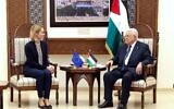 رئيس السلطة الفلسطينية محمود عباس (يمين) خلال لقائه بمسؤولة السياسة الخارجية في الاتحاد الأوروبي كايا كالاس في رام الله في 24 مارس 2025. (Thaer Ghanaim / PPO / AFP)