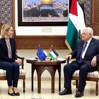 رئيس السلطة الفلسطينية محمود عباس (يمين) خلال لقائه بمسؤولة السياسة الخارجية في الاتحاد الأوروبي كايا كالاس في رام الله في 24 مارس 2025. (Thaer Ghanaim / PPO / AFP)