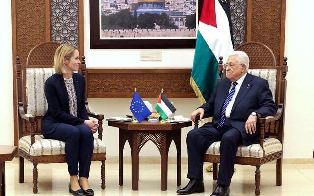 رئيس السلطة الفلسطينية محمود عباس (يمين) خلال لقائه بمسؤولة السياسة الخارجية في الاتحاد الأوروبي كايا كالاس في رام الله في 24 مارس 2025. (Thaer Ghanaim / PPO / AFP) رئيس السلطة الفلسطينية محمود عباس (يمين) خلال لقائه بمسؤولة السياسة الخارجية في الاتحاد الأوروبي كايا كالاس في رام الله في 24 مارس 2025. (Thaer Ghanaim / PPO / AFP)