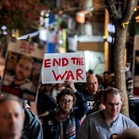 متظاهرون يحملون لافتات خلال احتجاج مناهض للحكومة يدعو إلى اتخاذ إجراءات للإفراج عن الرهائن المحتجزين منذ هجمات 7 أكتوبر 2023، أمام مقر إقامة رئيس الوزراء في القدس، 5 أبريل 2025. (Hazem Bader / AFP)