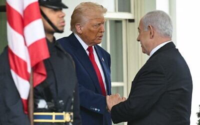 الرئيس الأمريكي دونالد ترامب يرحّب برئيس الوزراء بنيامين نتنياهو في البيت الأبيض في واشنطن العاصمة، 7 أبريل 2025. (Photo by SAUL LOEB / AFP)