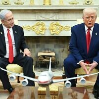 الرئيس الأمريكي دونالد ترامب (يمين) يلتقي برئيس الوزراء الإسرائيلي بنيامين نتنياهو في المكتب البيضاوي في البيت الأبيض في واشنطن، 7 أبريل 2025. (Saul Loeb / AFP)