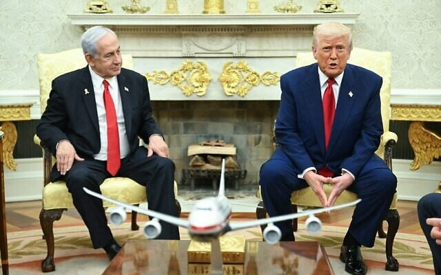 الرئيس الأمريكي دونالد ترامب (يمين) يلتقي برئيس الوزراء الإسرائيلي بنيامين نتنياهو في المكتب البيضاوي في البيت الأبيض في واشنطن، 7 أبريل 2025. (Saul Loeb / AFP)