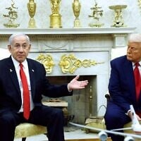 رئيس الوزراء بنيامين نتنياهو (يسار) يتحدث إلى جانب الرئيس الأمريكي دونالد ترامب خلال اجتماع في المكتب البيضاوي في البيت الأبيض في واشنطن العاصمة، 7 أبريل 2025. (Kevin Dietsch / Getty Images via AFP)