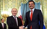 الرئيس الروسي فلاديمير بوتين (يسار) يصافح أمير قطر الشيخ تميم بن حمد آل ثاني خلال اجتماع في الكرملين بموسكو، روسيا، 17 أبريل 2025. (Alexander Nemenov / Pool / AFP)