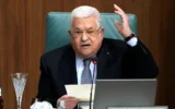 رئيس السلطة الفلسطينية محمود عباس يتحدث خلال مؤتمر في مقر جامعة الدول العربية في العاصمة المصرية القاهرة، 12 فبراير 2023. (AP Photo/Amr Nabil, File)