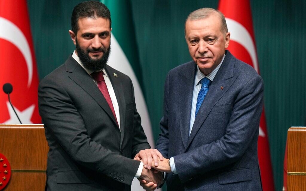 الرئيس التركي رجب طيب أردوغان (يمين) يصافح الرئيس السوري الانتقالي أحمد الشرع خلال مؤتمر صحفي مشترك عقب اجتماعهما في القصر الرئاسي في أنقرة، تركيا، 4 فبراير 2025. (AP/Francisco Seco) الرئيس التركي رجب طيب أردوغان (يمين) يصافح الرئيس السوري الانتقالي أحمد الشرع خلال مؤتمر صحفي مشترك عقب اجتماعهما في القصر الرئاسي في أنقرة، تركيا، 4 فبراير 2025. (AP/Francisco Seco)