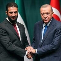 الرئيس التركي رجب طيب أردوغان (يمين) يصافح الرئيس السوري الانتقالي أحمد الشرع خلال مؤتمر صحفي مشترك عقب اجتماعهما في القصر الرئاسي في أنقرة، تركيا، 4 فبراير 2025. (AP/Francisco Seco)