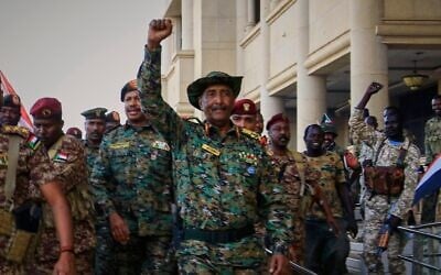 رئيس المجلس العسكري السوداني الفريق عبد الفتاح البرهان يتلقى التحية من القوات لدى وصوله إلى القصر الجمهوري الذي استعادت قواته السيطرة عليه مؤخرًا من قوات الدعم السريع، في الخرطوم، السودان، 26 مارس 2025. (AP Photo)
