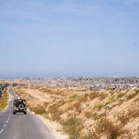 مدينة رفح جنوب قطاع غزة في صورة التقطت من محور فيلادلفيا، المنطقة الحدودية بين مصر وغزة، 21 أبريل 2025. (Emanuel Fabian/Times of Israel)