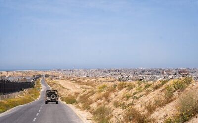 مدينة رفح جنوب قطاع غزة في صورة التقطت من محور فيلادلفيا، المنطقة الحدودية بين مصر وغزة، 21 أبريل 2025. (Emanuel Fabian/Times of Israel)
