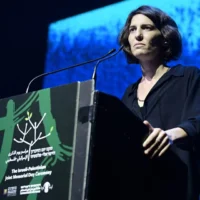 فلسطينيون وإسرائيليون وسياسيون يحضرون مراسم يوم الذكرى الإسرائيلي-الفلسطيني المشترك في تل أبيب في 3 مايو 2022، بينما تحيي إسرائيل يوم الذكرى السنوي. (Tomer Neuberg/Flash90)