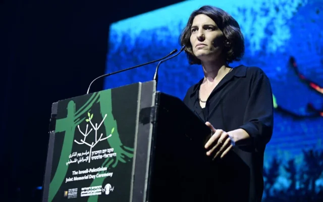 فلسطينيون وإسرائيليون وسياسيون يحضرون مراسم يوم الذكرى الإسرائيلي-الفلسطيني المشترك في تل أبيب في 3 مايو 2022، بينما تحيي إسرائيل يوم الذكرى السنوي. (Tomer Neuberg/Flash90)