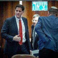 وزير الشؤون الإستراتيجية رون ديرمر يحضر جلسة عامة في الكنيست في القدس، 22 يناير 2025. (Yonatan Sindel/Flash90)