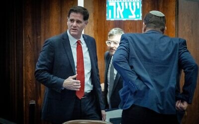 وزير الشؤون الإستراتيجية رون ديرمر يحضر جلسة عامة في الكنيست في القدس، 22 يناير 2025. (Yonatan Sindel/Flash90)
