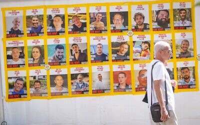 صور للرهائن المحتجزين في غزة في ساحة الرهائن في تل أبيب، 31 مارس، 2025. (Miriam Alster/FLASH90)