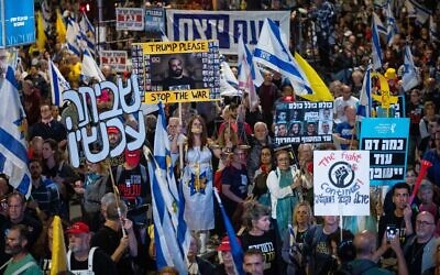 متظاهرون يطالبون بصفقة رهائن ويحتجون ضد الحكومة، بالقرب من الكنيست في القدس، 31 مارس 2025. (Yonatan Sindel/Flash90)