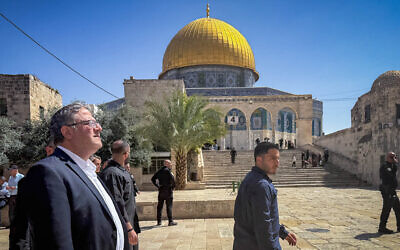 وزير الأمن القومي إيتمار بن غفير (يسار) يزور الحرم القدسي، في القدس، 2 أبريل 2025. (Yonatan Sindel/Flash90)