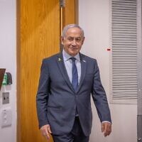 رئيس الوزراء بنيامين نتنياهو يصل إلى محكمة تل أبيب المركزية للإدلاء بشهادته في محاكمته بتهم الفساد، 9 أبريل 2025. (Miriam Alster/Flash90)