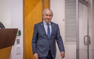 رئيس الوزراء بنيامين نتنياهو يصل إلى محكمة تل أبيب المركزية للإدلاء بشهادته في محاكمته بتهم الفساد، 9 أبريل 2025. (Miriam Alster/Flash90)
