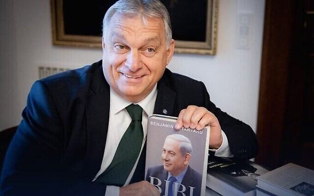 ملف: رئيس الوزراء المجري فيكتور أوربان يحمل نسخة من مذكرات رئيس الوزراء بنيامين نتنياهو في 3 نوفمبر 2022. (Viktor Orban/Twitter) ملف: رئيس الوزراء المجري فيكتور أوربان يحمل نسخة من مذكرات رئيس الوزراء بنيامين نتنياهو في 3 نوفمبر 2022. (Viktor Orban/Twitter)