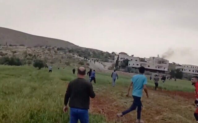 فلسطينيون أثناء اقتحام مستوطنين إسرائيليين لقرية دوما في الضفة الغربية، حيث أشعلوا النار في عدة منازل، في 1 أبريل 2025. (Screencapture: X, used in accordance with Clause 27a of the Copyright Law) فلسطينيون أثناء اقتحام مستوطنين إسرائيليين لقرية دوما في الضفة الغربية، حيث أشعلوا النار في عدة منازل، في 1 أبريل 2025. (Screencapture: X, used in accordance with Clause 27a of the Copyright Law)