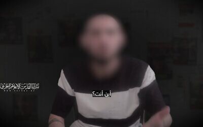 الرهينة روم برسلافسكي يتحدث في فيديو دعائي نشرته حركة الجهاد الإسلامي الفلسطينية في 16 أبريل 2025. (Screenshot/Telegram)