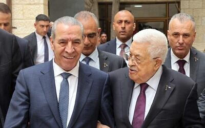 نائب رئيس منظمة التحرير الفلسطينية حسين الشيخ إلى جانب رئيس المنظمة، والذي يشغل أيضًا منصب رئيس السلطة الفلسطينية، محمود عباس، 24 أبريل 2025. (X; used in accordance with Clause 27a of the Copyright Law)