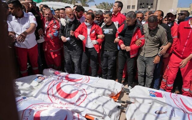 مشيعون يتجمعون حول جثامين 8 من مسعفي الهلال الأحمر الذين تم انتشالهم في رفح في قطاع غزة، في 31 مارس، 2025. (AP Photo/ Abdel Kareem Hana) مشيعون يتجمعون حول جثامين 8 من مسعفي الهلال الأحمر الذين تم انتشالهم في رفح في قطاع غزة، في 31 مارس، 2025. (AP Photo/ Abdel Kareem Hana)