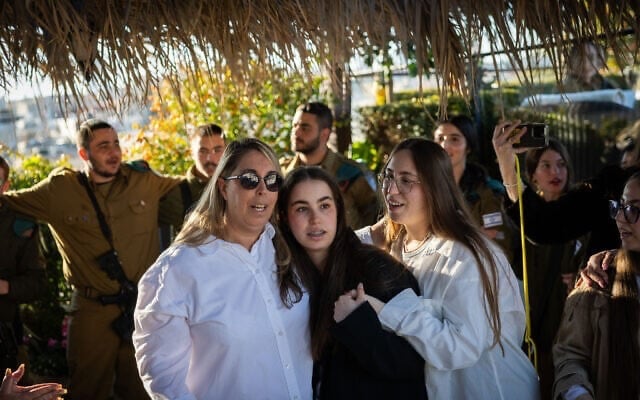 الرهينة السابق أغام بيرغر (في الوسط) وأفراد عائلتها يزورون البلدة القديمة في القدس، في 28 فبراير، 2025. (Chaim Goldberg/Flash90) الرهينة السابق أغام بيرغر (في الوسط) وأفراد عائلتها يزورون البلدة القديمة في القدس، في 28 فبراير، 2025. (Chaim Goldberg/Flash90)