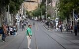 يقف الناس في القدس بينما تنطلق صفارات الإنذار لمدة دقيقتين في جميع أنحاء إسرائيل لإحياء ذكرى ضحايا الهولوكوست في 24 أبريل 2025. (Chaim Goldberg/Flash90)