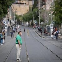يقف الناس في القدس بينما تنطلق صفارات الإنذار لمدة دقيقتين في جميع أنحاء إسرائيل لإحياء ذكرى ضحايا الهولوكوست في 24 أبريل 2025. (Chaim Goldberg/Flash90)