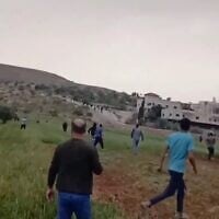فلسطينيون يردون على اقتحام مستوطنين إسرائيليين لقرية دوما في الضفة الغربية، حيث قاموا بإضرام النار في عدة منازل، في 1 أبريل 2025. (Screencapture: X, used in accordance with Clause 27a of the Copyright Law)