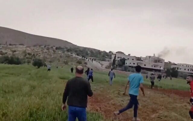 فلسطينيون يردون على اقتحام مستوطنين إسرائيليين لقرية دوما في الضفة الغربية، حيث قاموا بإضرام النار في عدة منازل، في 1 أبريل 2025. (Screencapture: X, used in accordance with Clause 27a of the Copyright Law) فلسطينيون يردون على اقتحام مستوطنين إسرائيليين لقرية دوما في الضفة الغربية، حيث قاموا بإضرام النار في عدة منازل، في 1 أبريل 2025. (Screencapture: X, used in accordance with Clause 27a of the Copyright Law)
