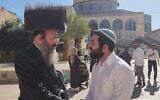 عضو الكنيست تسفي سوكوت، (إلى اليمين)، يزور الحرم القدسي، 17 أبريل، 2025. (Temple Mount Administration/courtesy)