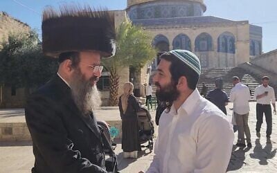 عضو الكنيست تسفي سوكوت، (إلى اليمين)، يزور الحرم القدسي، 17 أبريل، 2025. (Temple Mount Administration/courtesy)