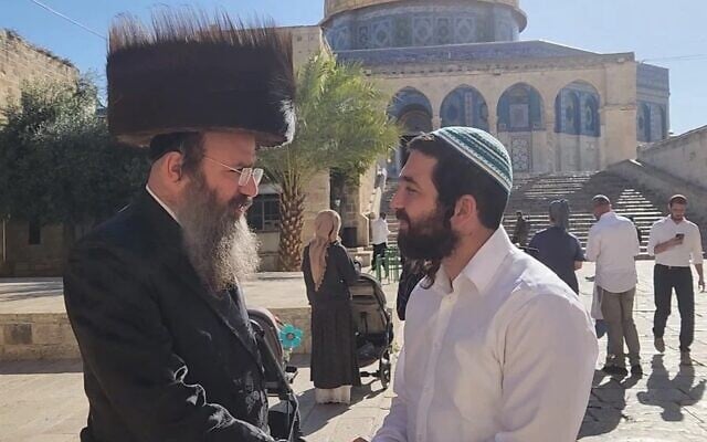 عضو الكنيست تسفي سوكوت، (إلى اليمين)، يزور الحرم القدسي، 17 أبريل، 2025. (Temple Mount Administration/courtesy)