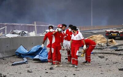 صورة منشورة من قبل الهلال الأحمر الإيراني (RCS) في 27 أبريل 2025، تظهر رجال الإنقاذ وهم ينقلون ضحية من موقع انفجار وقع في اليوم السابق في ميناء شهيد رجائي جنوب غرب بندر عباس في مقاطعة هرمزجان الإيرانية  (Iranian Red Crescent / AFP)