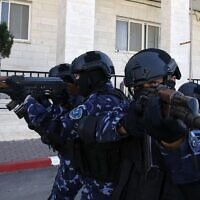 رجال الشرطة الفلسطينية يشاركون في دورة تدريبية في مقرهم في مدينة الخليل بالضفة الغربية في 30 يناير 2019. (Hazem Bader/AFP)
