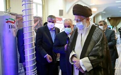 المرشد الأعلى الإيراني آية الله علي خامنئي (إلى اليمين) يزور معرضا لإنجازات البلاد النووية، في مجمع مكتبه في طهران، إيران، 11 يونيو، 2023. (Office of the Iranian Supreme Leader, Via AP)