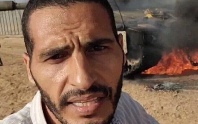 الصحفي والناشط المزعوم في حركة حماس حسن اصليح أمام دبابة محترقة تابعة للجيش الإسرائيلي خلال هجوم 7 أكتوبر، 2023. (Screenshot: X; used in accordance with Clause 27a of the Copyright Law) الصحفي والناشط المزعوم في حركة حماس حسن اصليح أمام دبابة محترقة تابعة للجيش الإسرائيلي خلال هجوم 7 أكتوبر، 2023. (Screenshot: X; used in accordance with Clause 27a of the Copyright Law)
