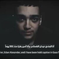 الجندي الرهينة عيدان ألكسندر يظهر في مقطع فيديو دعائي نشرته حركة حماس في 12 أبريل، 2025.  (Courtesy)