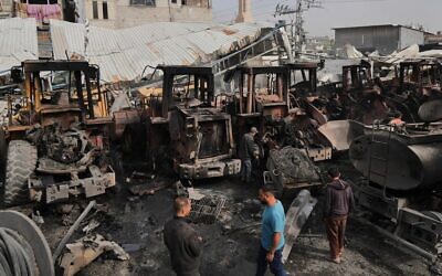 فلسطينيون يتفحصون بقايا جرافات أصيبت في غارة جوية للجيش الإسرائيلي في جباليا، شمال قطاع غزة، يوم الثلاثاء، 22 أبريل 2025.  (AP Photo/Jehad Alshrafi)