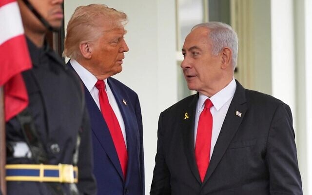 الرئيس الأمريكي دونالد ترامب (إلى اليسار)، يستقبل رئيس الوزراء الإسرائيلي بنيامين نتنياهو في البيت الأبيض، 7 أبريل 2025، في واشنطن. (AP/Evan Vucci)