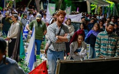 إسرائيليون يقفوند دقيقتي صمت عشية يوم الذكرى في المقبرة العسكرية في جبل هرتسل في القدس،  29 أبريل 2025. (Menahem Kahana / AFP)