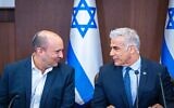 ملف: رئيس الوزراء آنذاك يائير لبيد (إلى اليمين) مع رئيس الوزراء البديل آنذاك نفتالي بينيت في اجتماع لمجلس الوزراء في مكتب رئيس الوزراء في القدس في 18 سبتمبر، 2022. (Olivier Fitousi/Flash90)