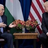 رئيس السلطة الفلسطينية محمود عباس مع الرئيس الأمريكي دونالد ترامب قبيل اجتماع في فندق بالاس خلال أعمال الدورة الـ72 للجمعية العامة للأمم المتحدة، في 20 سبتمبر 2017، في نيويورك. (AFP Photo/Brendan Smialowski)