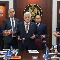 صورة وزعتها السلطة الفلسطينية تُظهر الرئيس محمود عباس (وسط) يؤم الصلاة إلى جانب نائب رئيس منظمة التحرير حسين الشيخ (الثالث من اليسار) خلال اجتماع اللجنة التنفيذية للمنظمة في رام الله، 26 أبريل 2025. (Thaer GHANAIM / PPO / AFP)