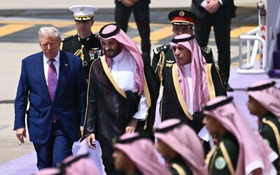 ولي العهد السعودي محمد بن سلمان (وسط) يستقبل الرئيس الأمريكي دونالد ترامب (يسار) لدى وصوله إلى الرياض، 13 مايو 2025. (Brendan SMIALOWSKI / AFP)